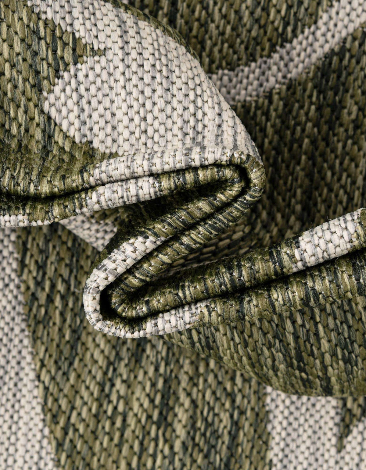 Quadratisch Outdoor Teppich Outdoor Botanical in Grün von Hadorn™ - Lifestyle Image