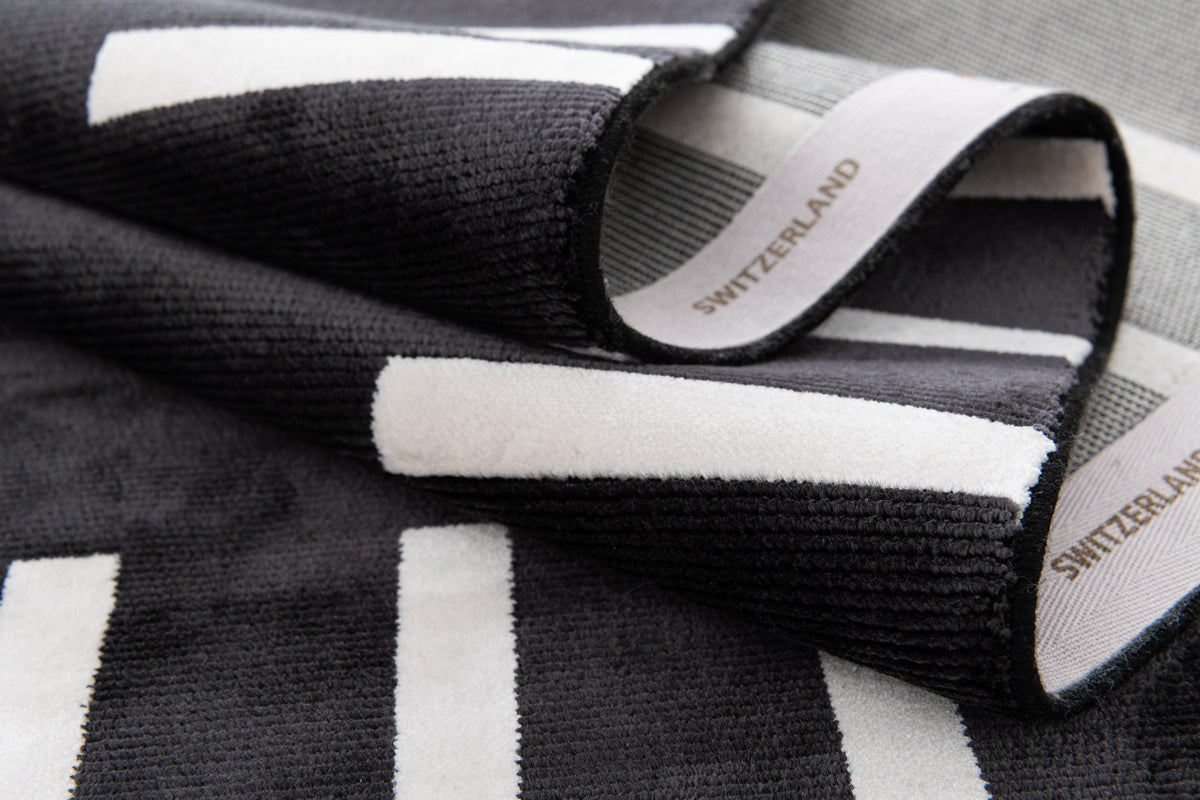 Rechteck Luxus Teppich Laax in Schwarz von Hadorn™ - Lifestyle Image