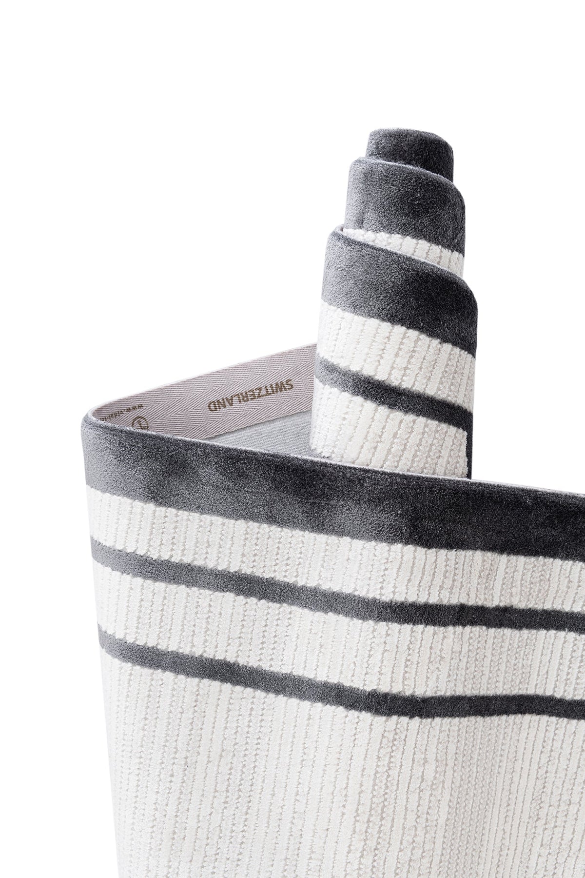 Rechteck Luxus Teppich Chiasso in Hellgrau von Hadorn™ - Lifestyle Image