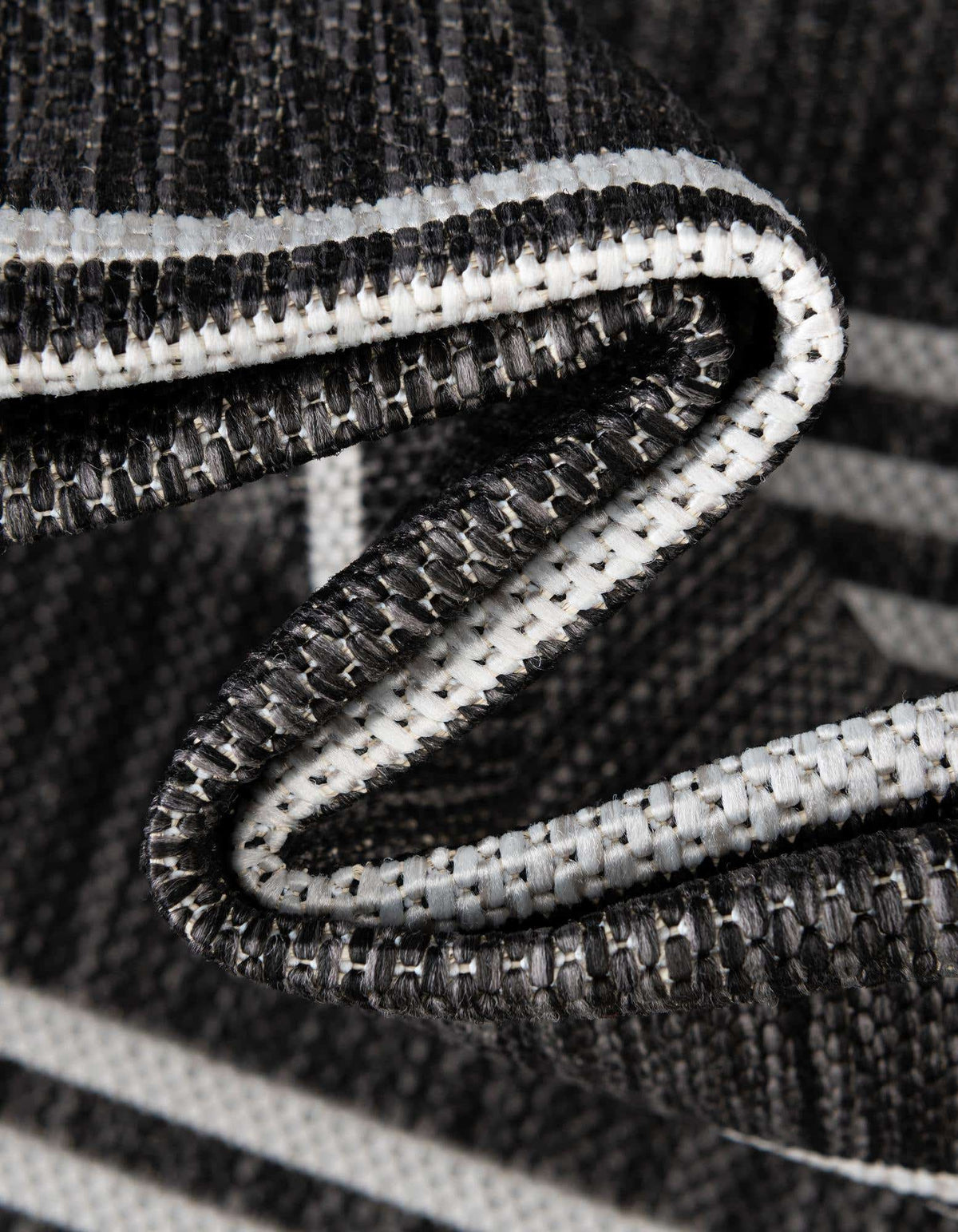 Rechteck Outdoor Teppich Tulum Outdoor in Schwarz und Weiss von Hadorn™ - Lifestyle Image