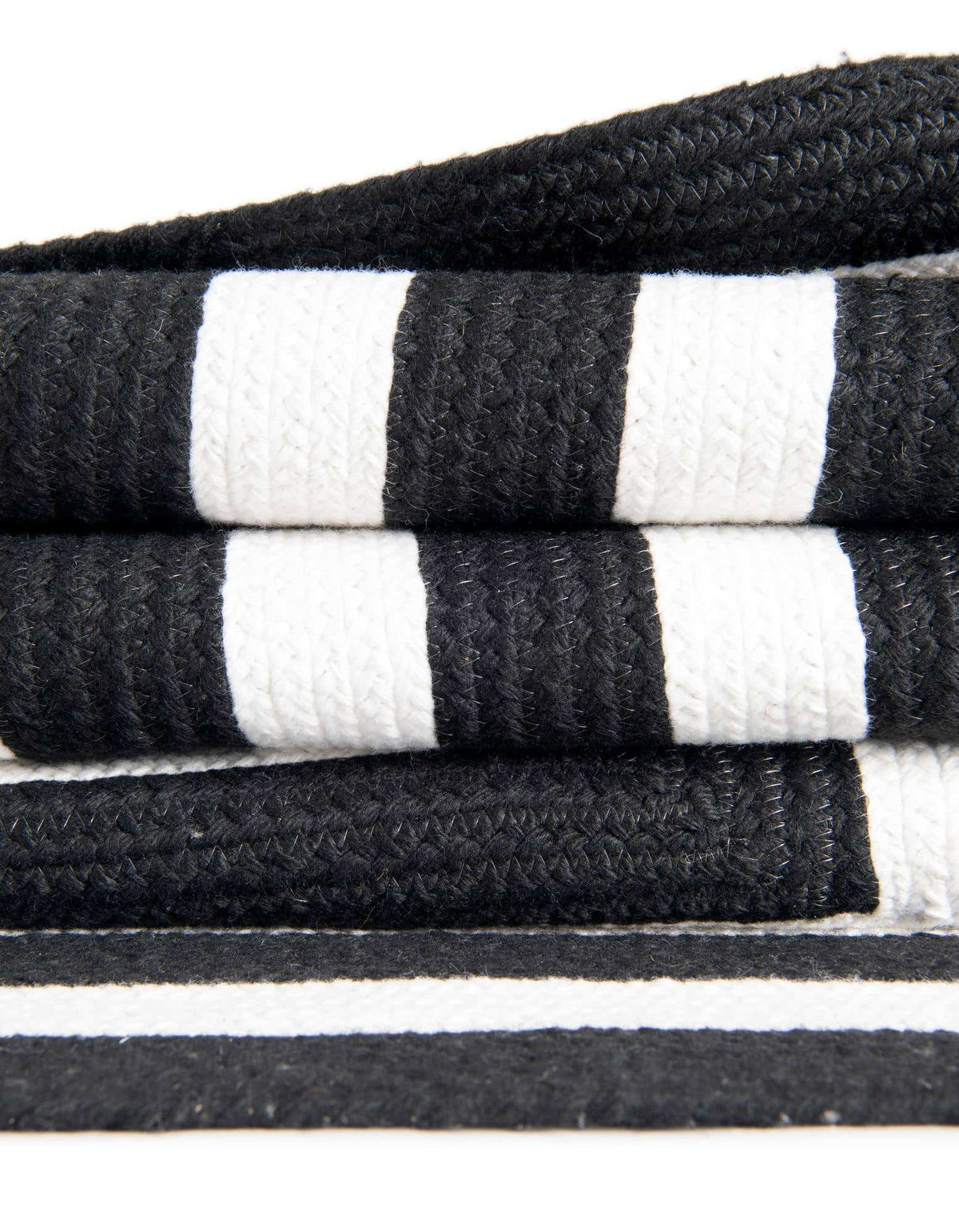 Rund Handgeflochten Teppich Eco Verse Indoor Outdoor Washable in Schwarz und Weiss von Hadorn™ - Lifestyle Image