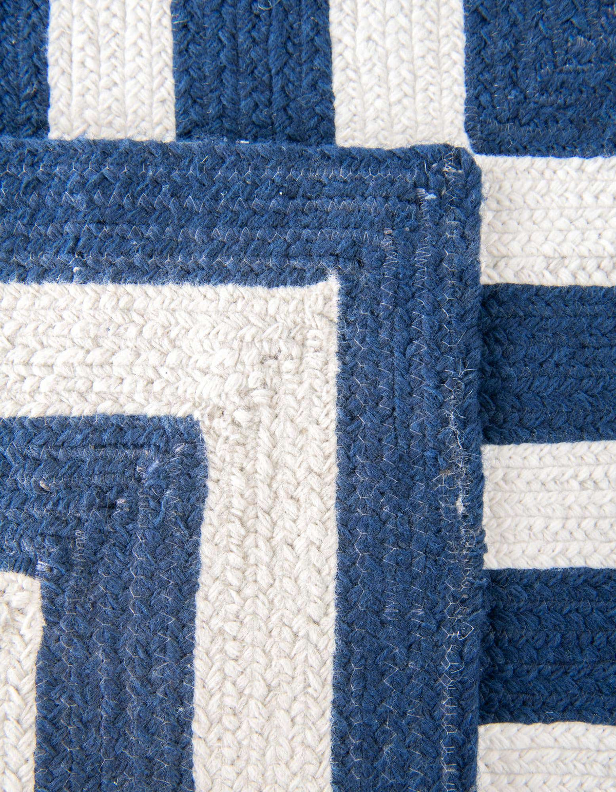 Läufer Handgeflochten Teppich Eco Verse Indoor Outdoor Washable in Dunkelblau von Hadorn™ - Lifestyle Image