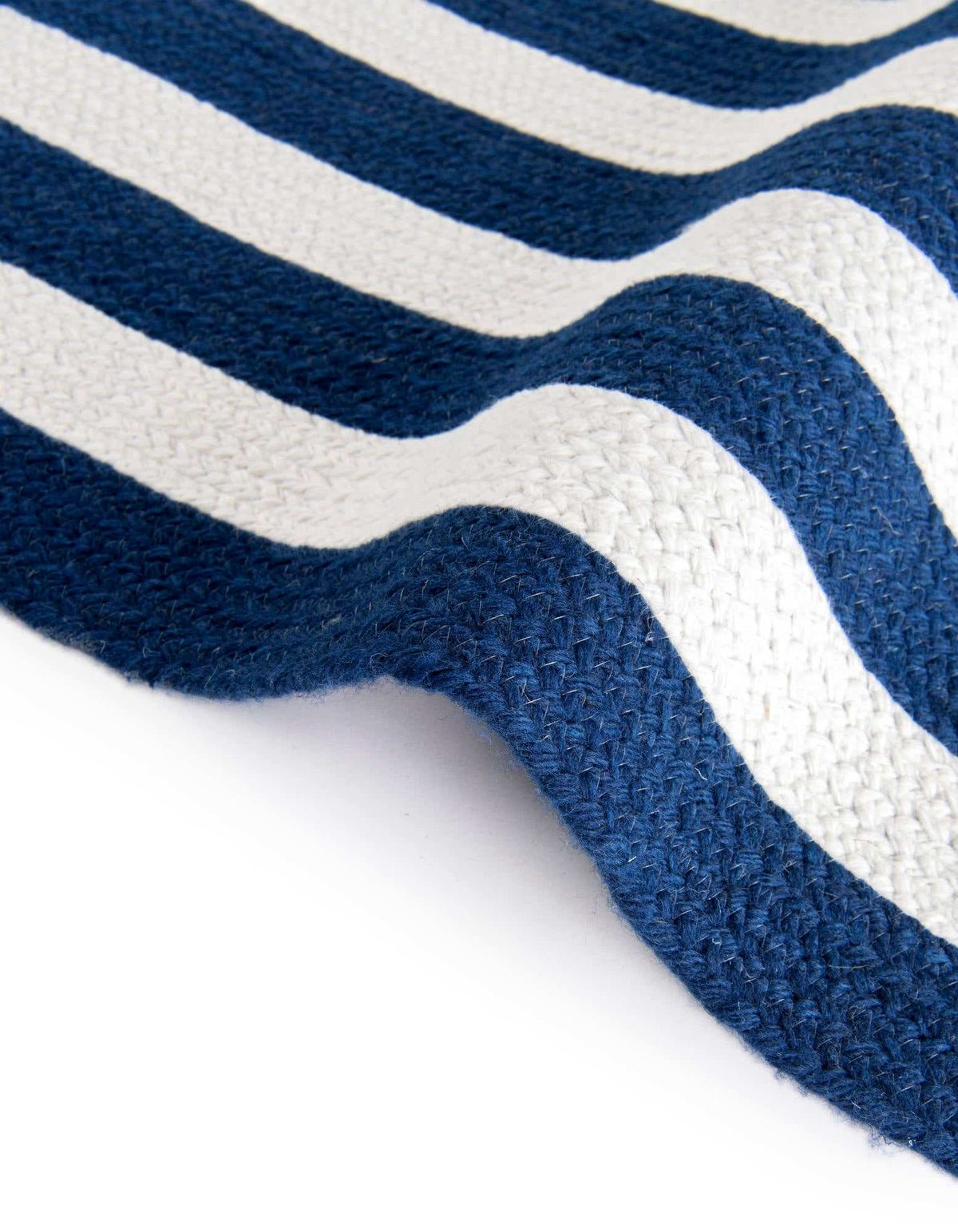Läufer Handgeflochten Teppich Eco Verse Indoor Outdoor Washable in Dunkelblau von Hadorn™ - Lifestyle Image