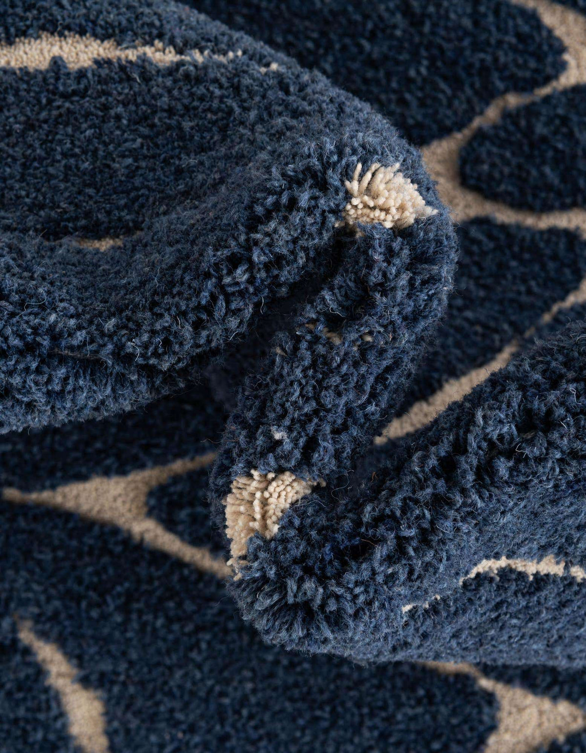 Rechteck Teppich AI Handgetuftet in Marineblau und Elfenbein von Hadorn™ - Lifestyle Image