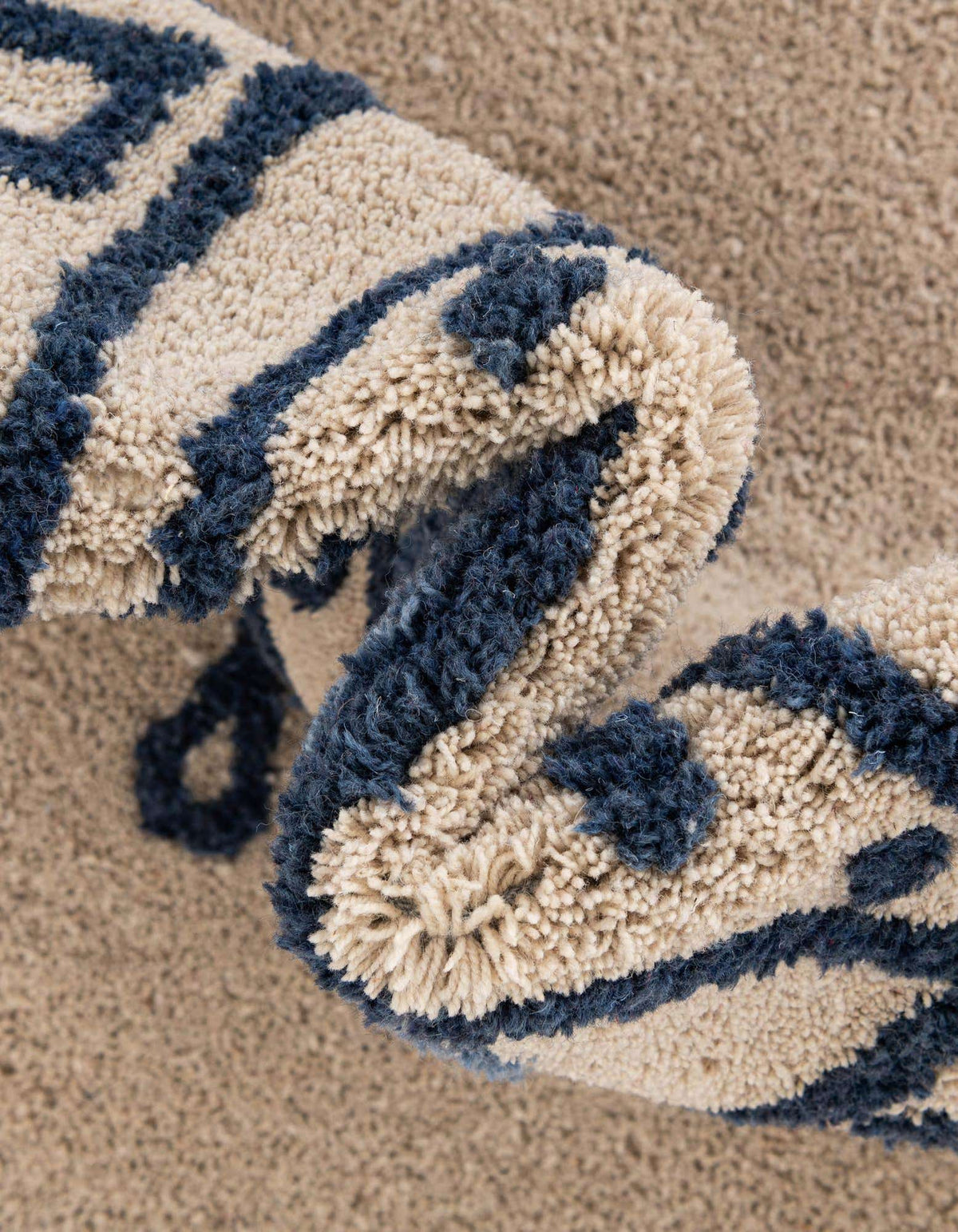 Quadratisch Teppich AI Handgetuftet in Elfenbein von Hadorn™ - Lifestyle Image