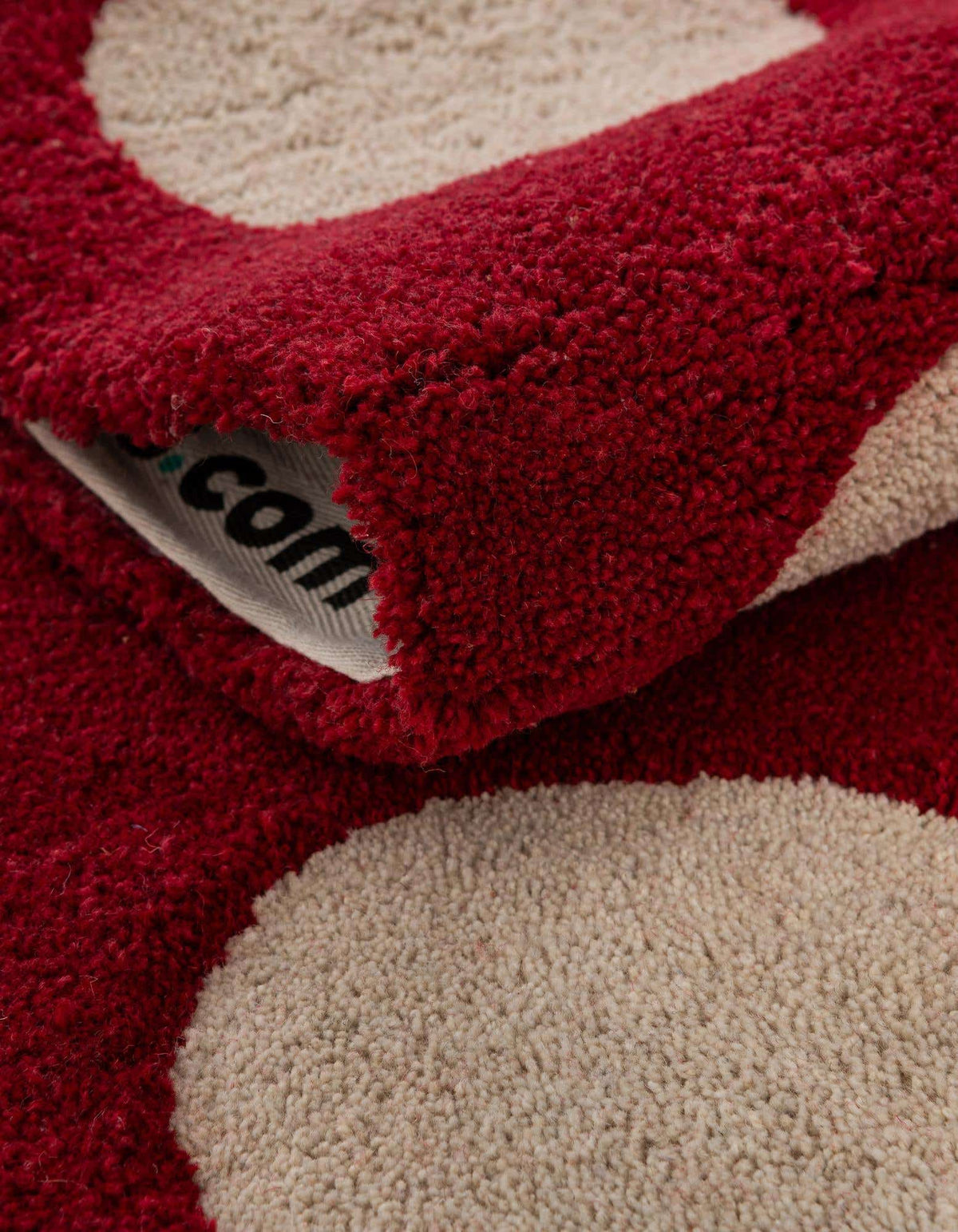 Rechteck Teppich AI Handgetuftet in Rot von Hadorn™ - Lifestyle Image