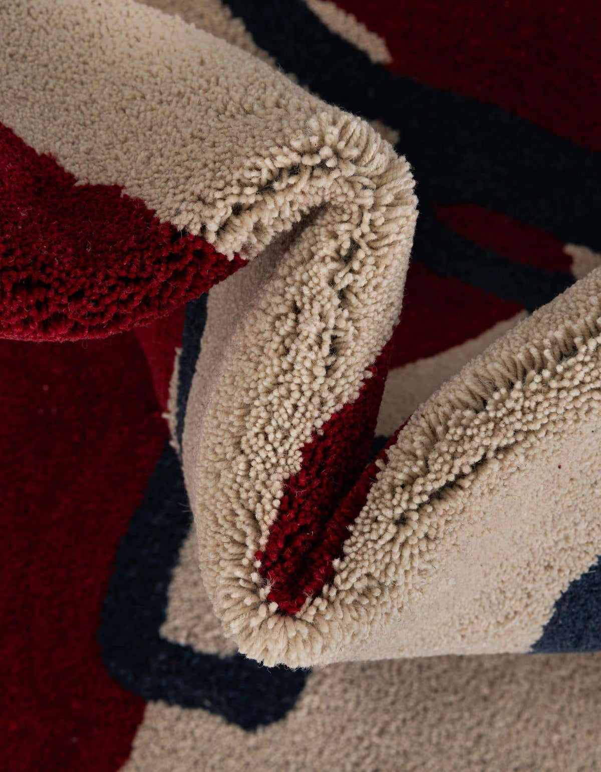 Rechteck Teppich AI Handgetuftet in Elfenbein und Rot von Hadorn™ - Lifestyle Image