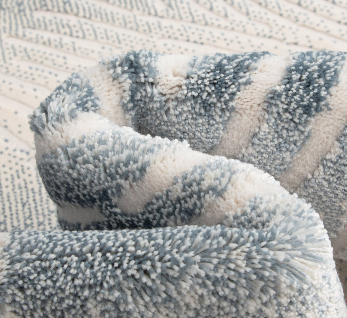 Rund Teppich Royal Wavy in Blau von Hadorn™ - Lifestyle Image