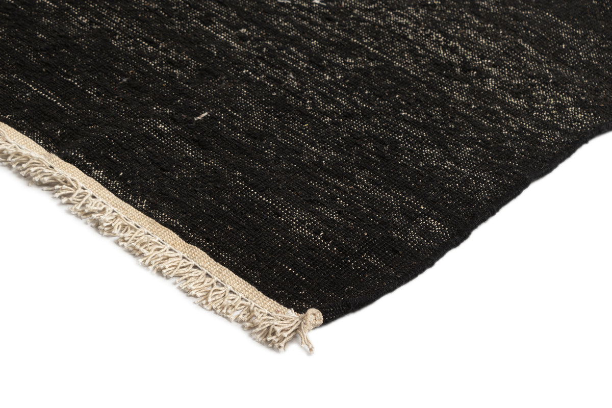 Wolle Teppich Juma Kelim in Schwarz von Hadorn™ - Lifestyle Image