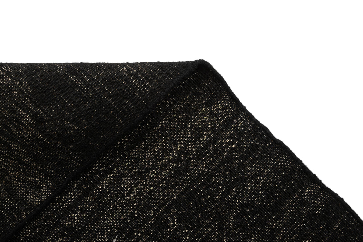 Wolle Teppich Juma Kelim in Schwarz von Hadorn™ - Lifestyle Image