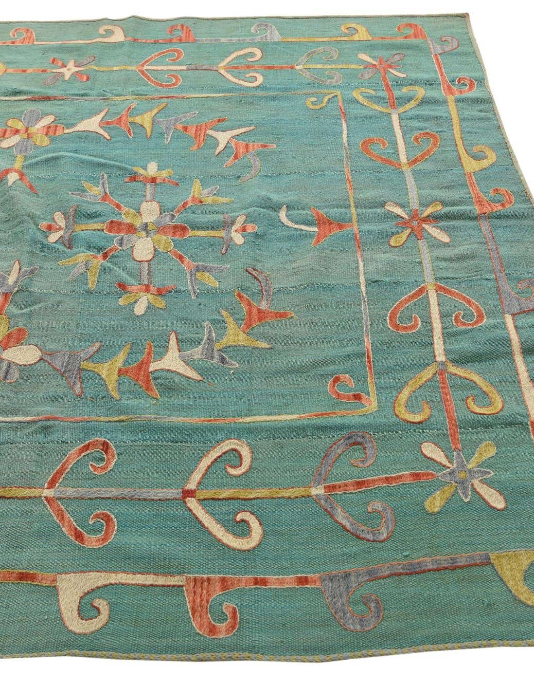 Quadratisch Handgeflochten Teppich Kelim Suzani in Hellgrün von Hadorn™ - Lifestyle Image