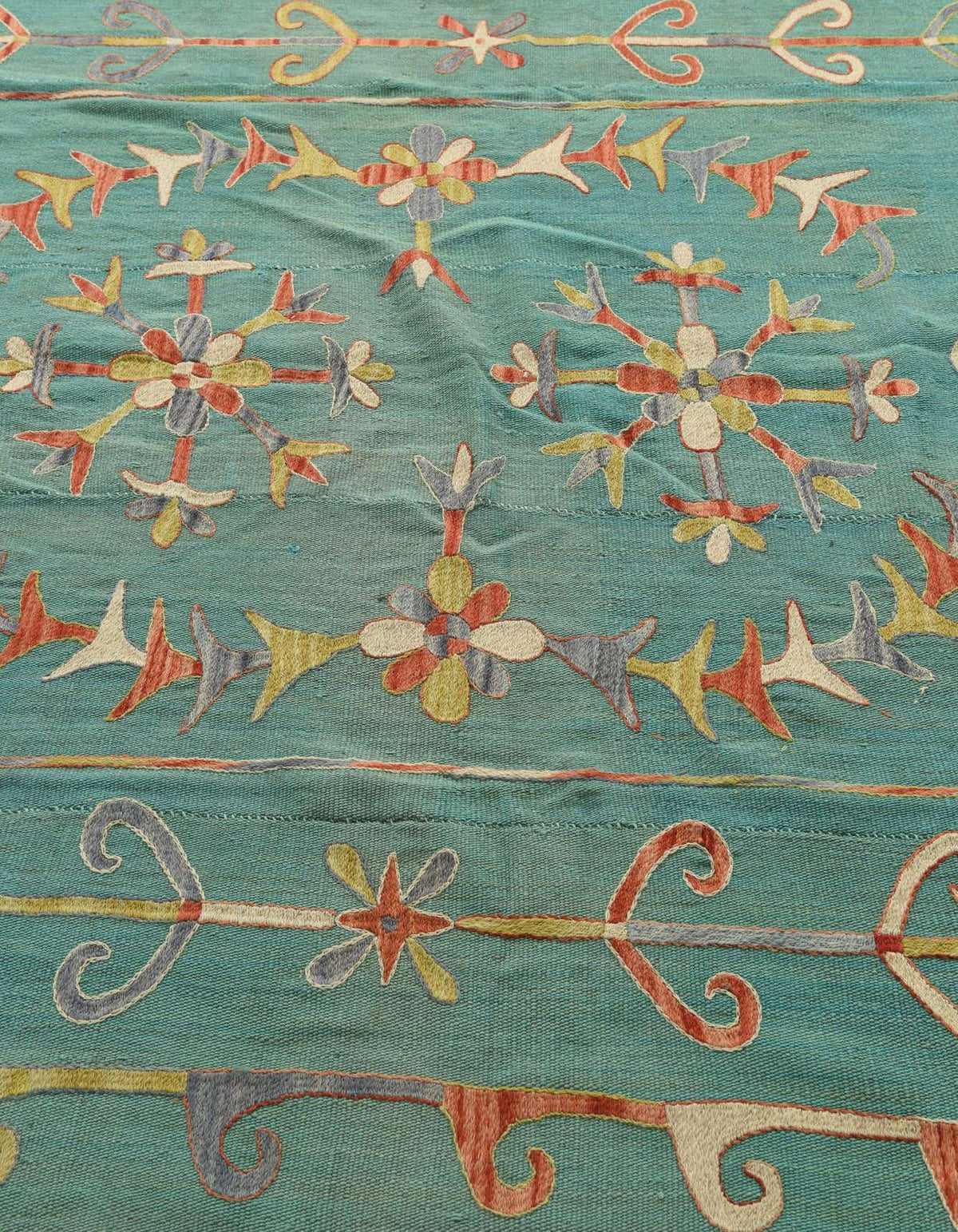 Quadratisch Handgeflochten Teppich Kelim Suzani in Hellgrün von Hadorn™ - Lifestyle Image