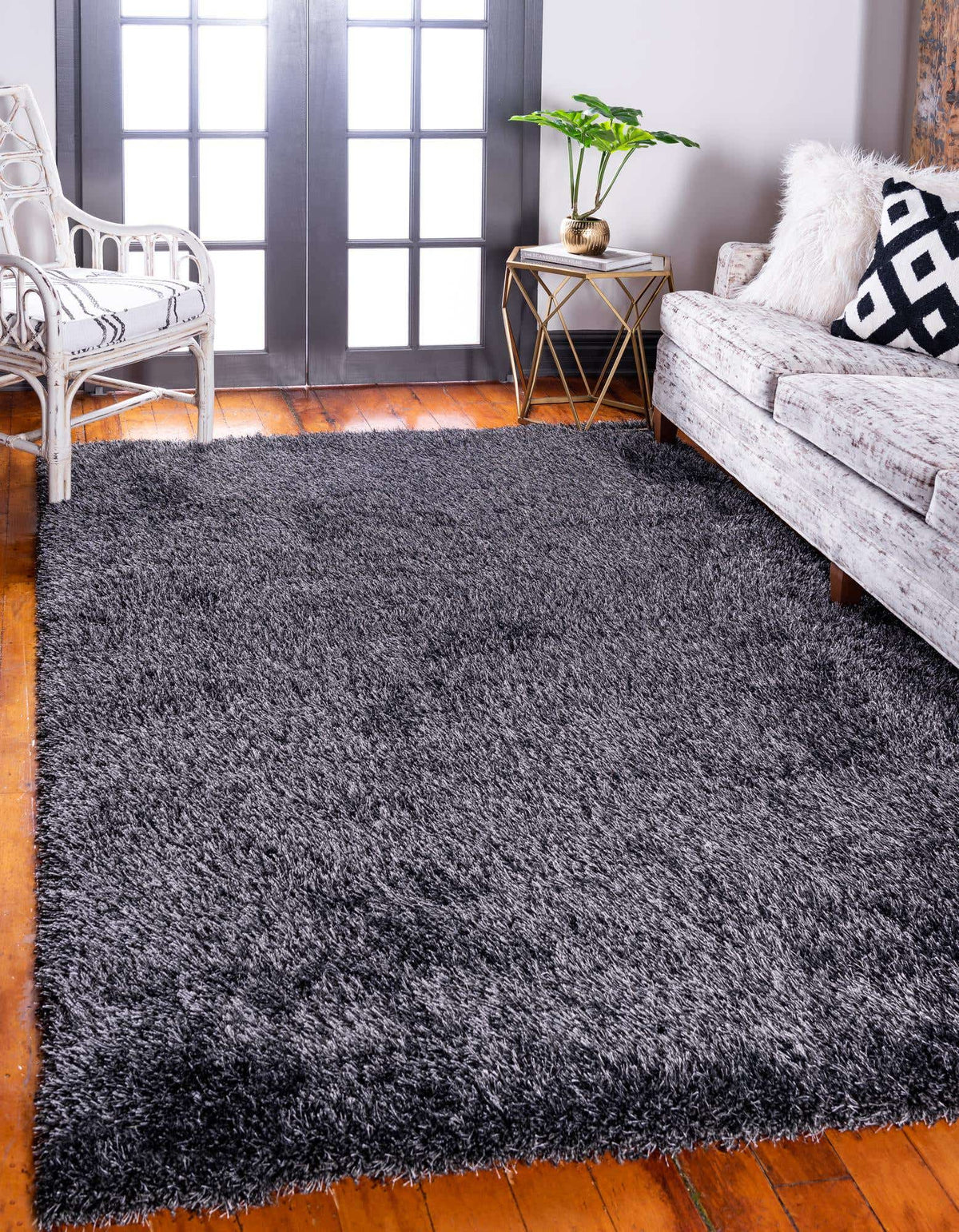 Rechteck Hochflorteppich Luxe Solid Shag in Schwarz von Hadorn™ - Lifestyle Image