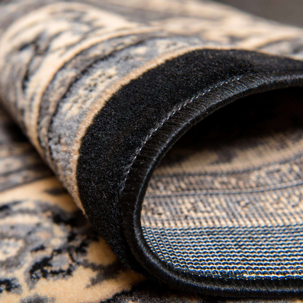 Rechteck Teppich Kashan Design in Schwarz von Hadorn™ - Lifestyle Image