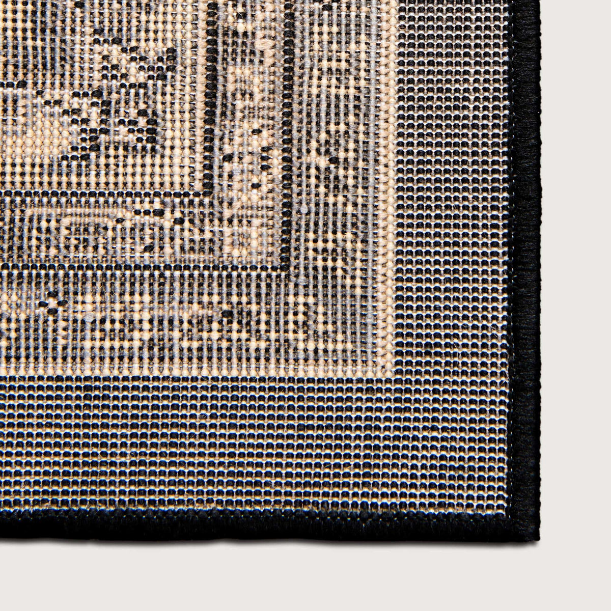 Rechteck Teppich Kashan Design in Schwarz von Hadorn™ - Lifestyle Image