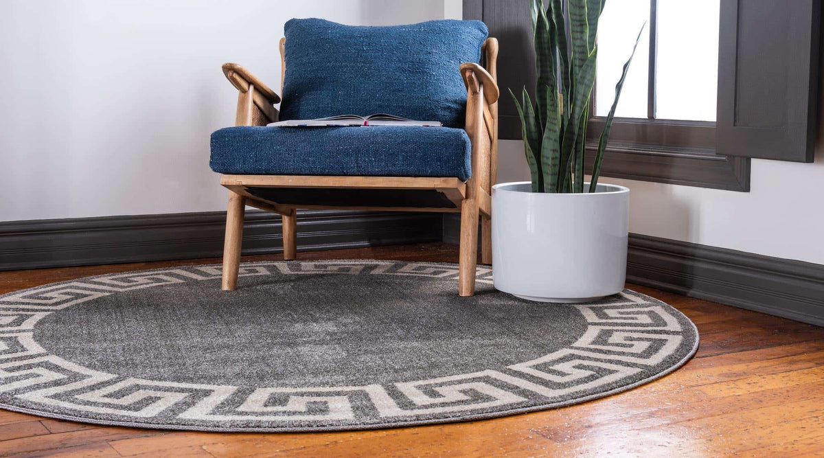 Rund Teppich Greek Key in Grau von Hadorn™ - Lifestyle Image