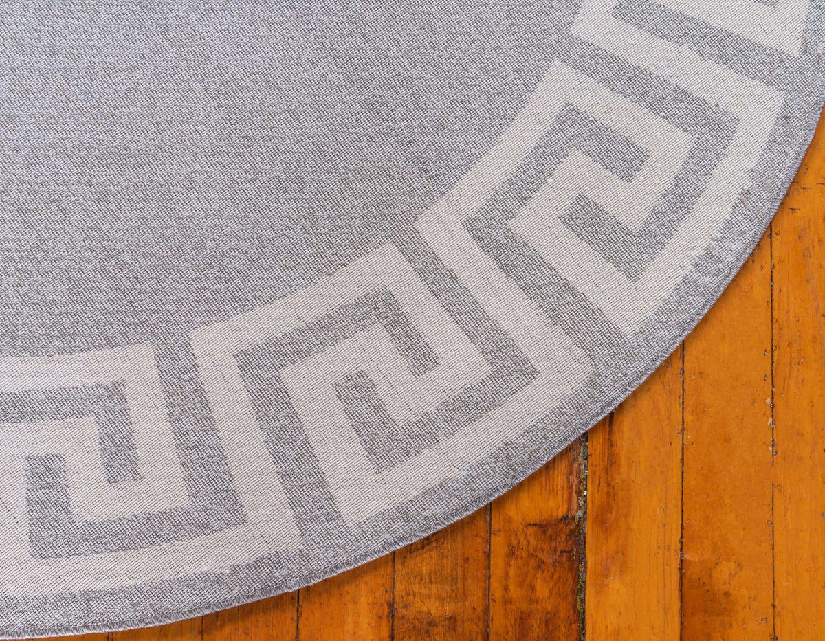 Rund Teppich Greek Key in Grau von Hadorn™ - Lifestyle Image