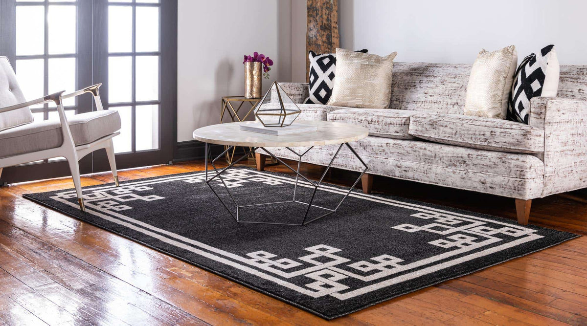 Rechteck Teppich Greek Key in Schwarz von Hadorn™ - Lifestyle Image