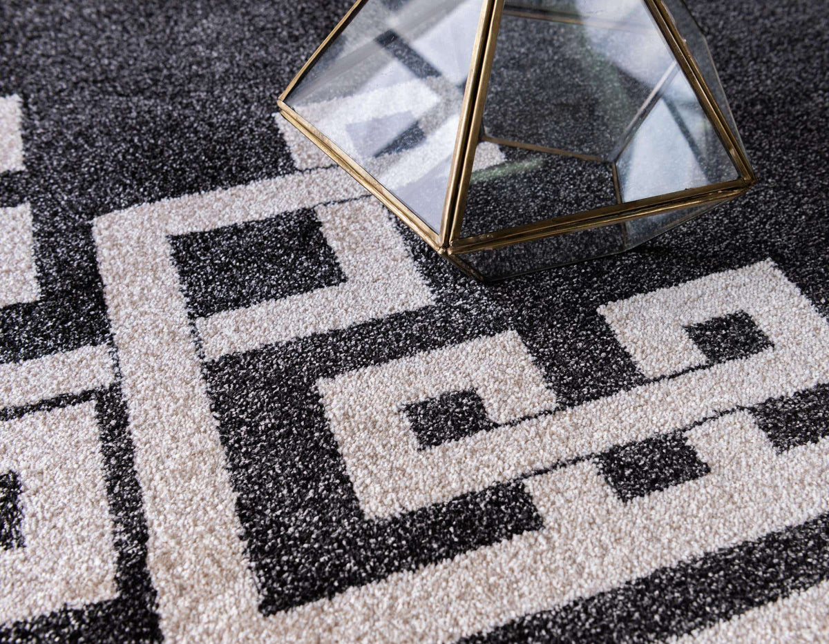 Rechteck Teppich Greek Key in Schwarz von Hadorn™ - Lifestyle Image