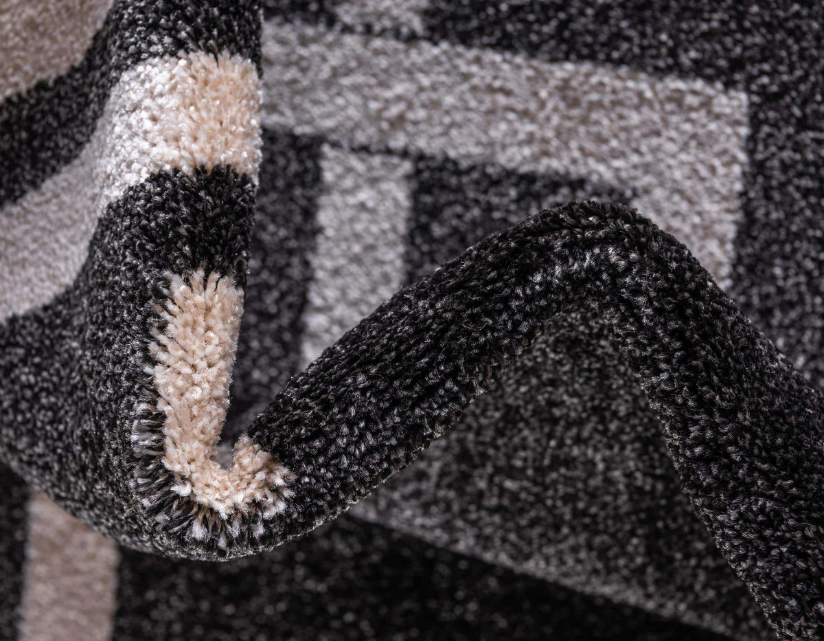 Rechteck Teppich Greek Key in Schwarz von Hadorn™ - Lifestyle Image