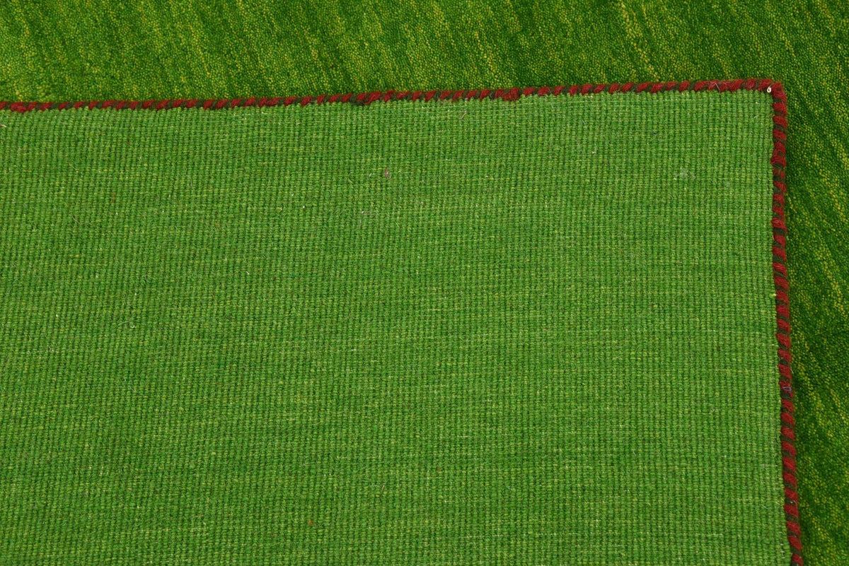 Wolle Teppich Solid Gabbeh in Hellgrün von Hadorn™ - Lifestyle Image