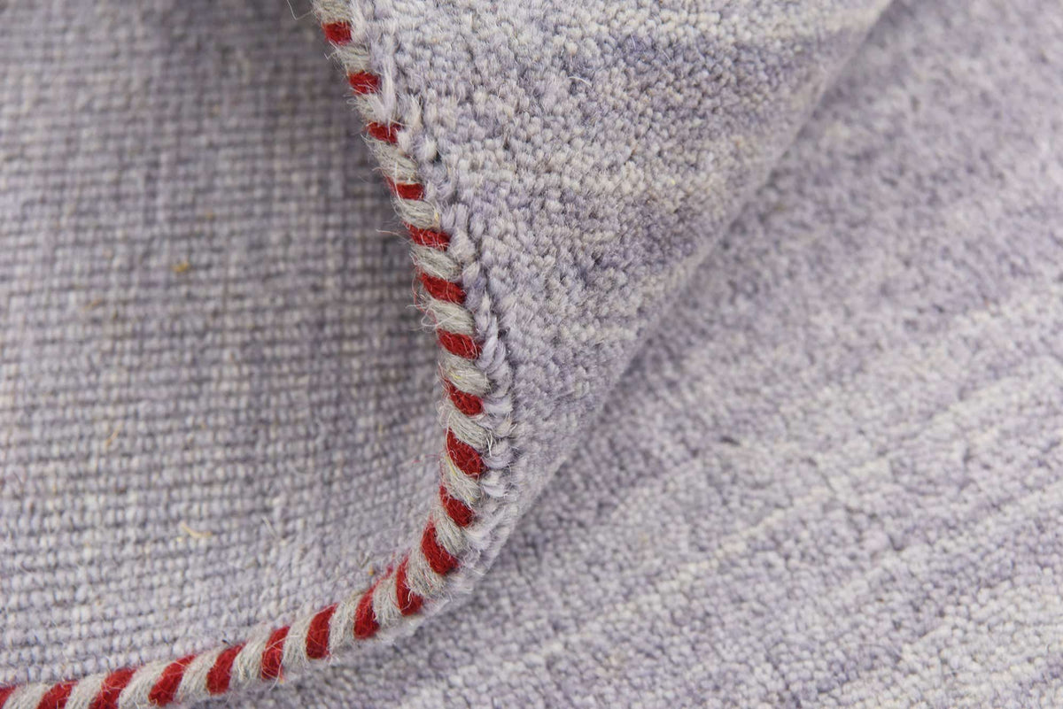 Wolle Teppich Solid Gabbeh in Grau von Hadorn™ - Lifestyle Image