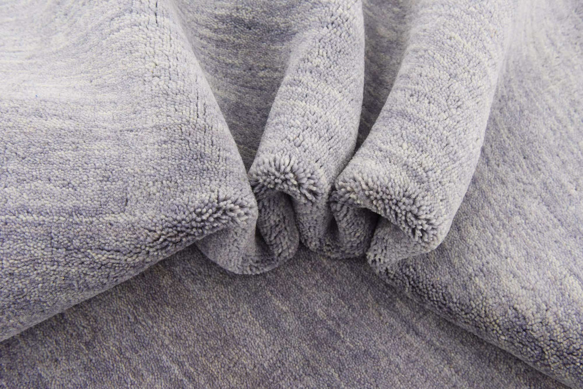 Wolle Teppich Solid Gabbeh in Grau von Hadorn™ - Lifestyle Image