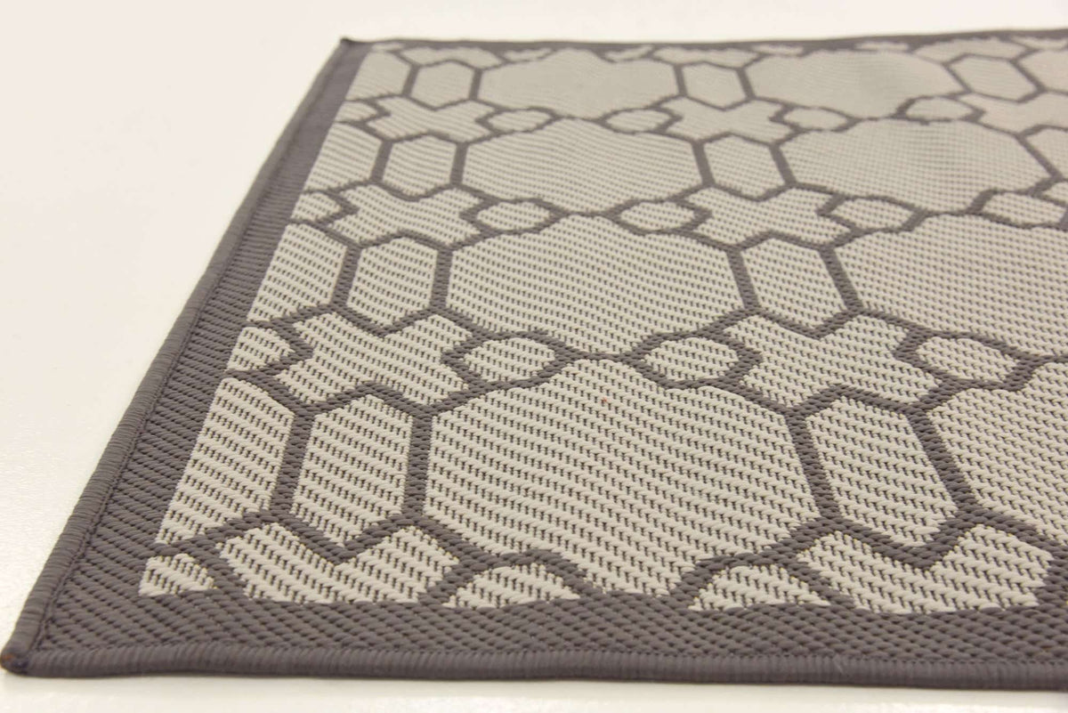 Rechteck Outdoor Teppich Outdoor Trellis in Grau von Hadorn™ - Lifestyle Image
