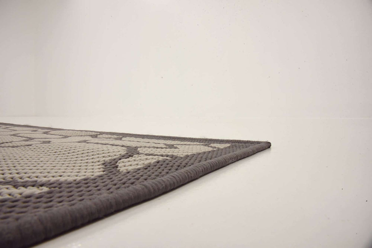 Rechteck Outdoor Teppich Outdoor Trellis in Grau von Hadorn™ - Lifestyle Image