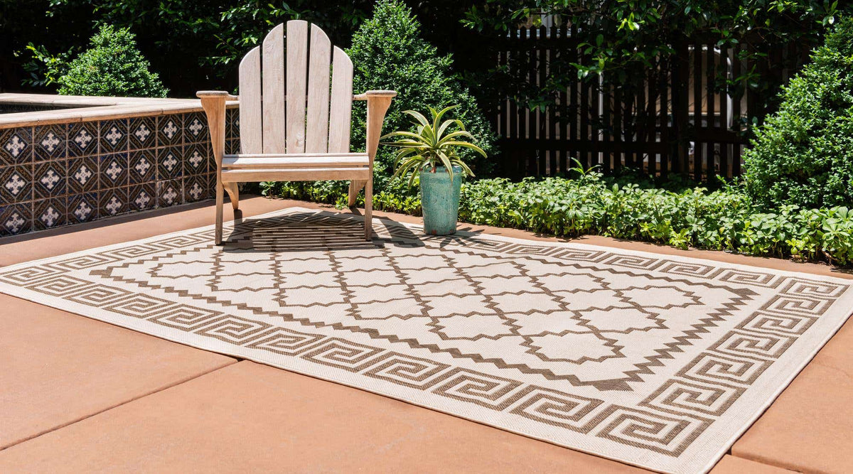 Rechteck Outdoor Teppich Outdoor Trellis in Beige von Hadorn™ - Lifestyle Image