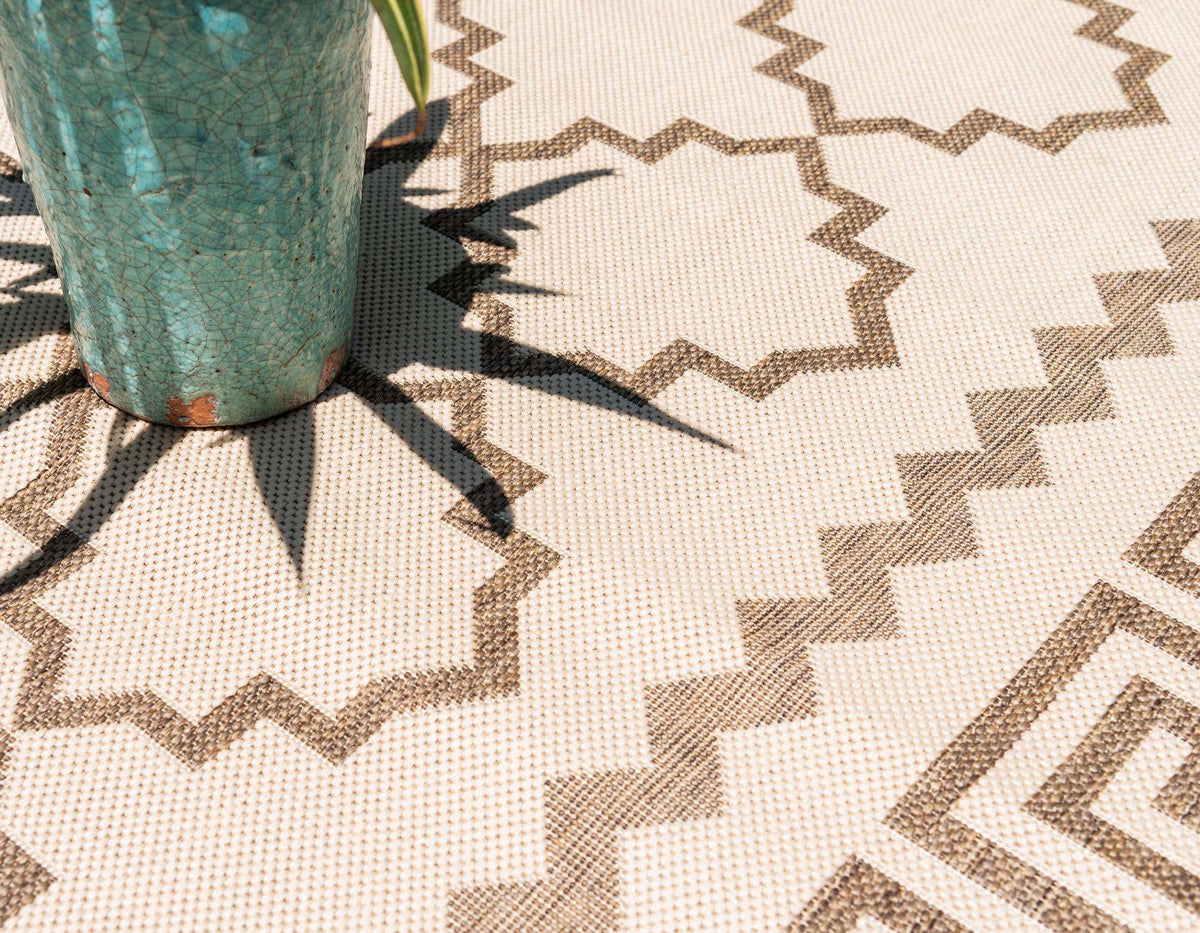 Rechteck Outdoor Teppich Outdoor Trellis in Beige von Hadorn™ - Lifestyle Image