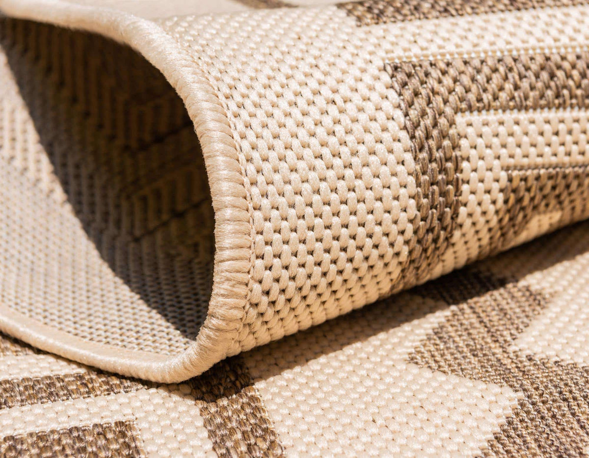 Rechteck Outdoor Teppich Outdoor Trellis in Beige von Hadorn™ - Lifestyle Image