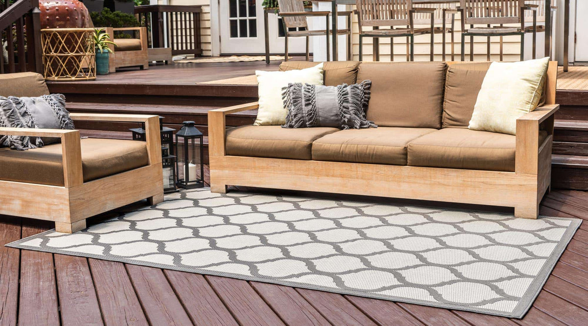 Rechteck Outdoor Teppich Outdoor Trellis in Grau von Hadorn™ - Lifestyle Image