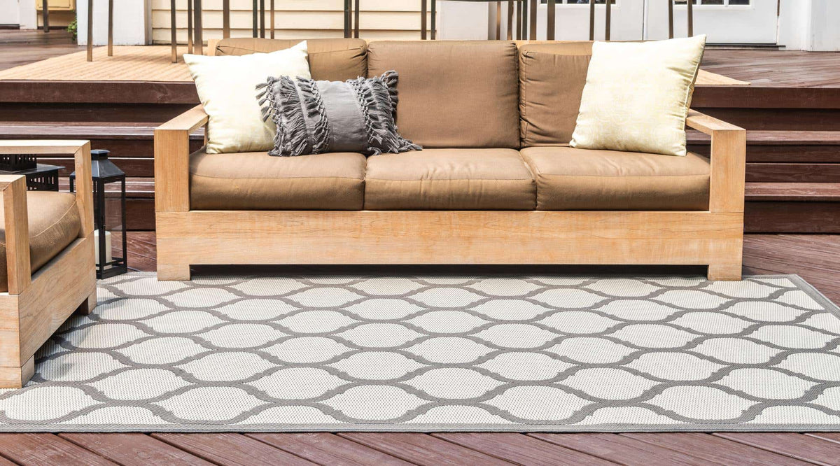 Rechteck Outdoor Teppich Outdoor Trellis in Grau von Hadorn™ - Lifestyle Image
