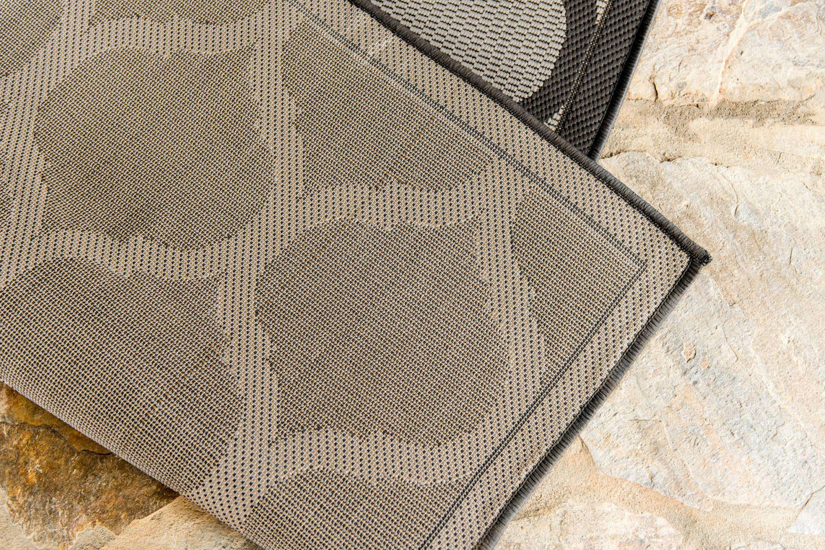 Rechteck Outdoor Teppich Outdoor Trellis in Grau von Hadorn™ - Lifestyle Image