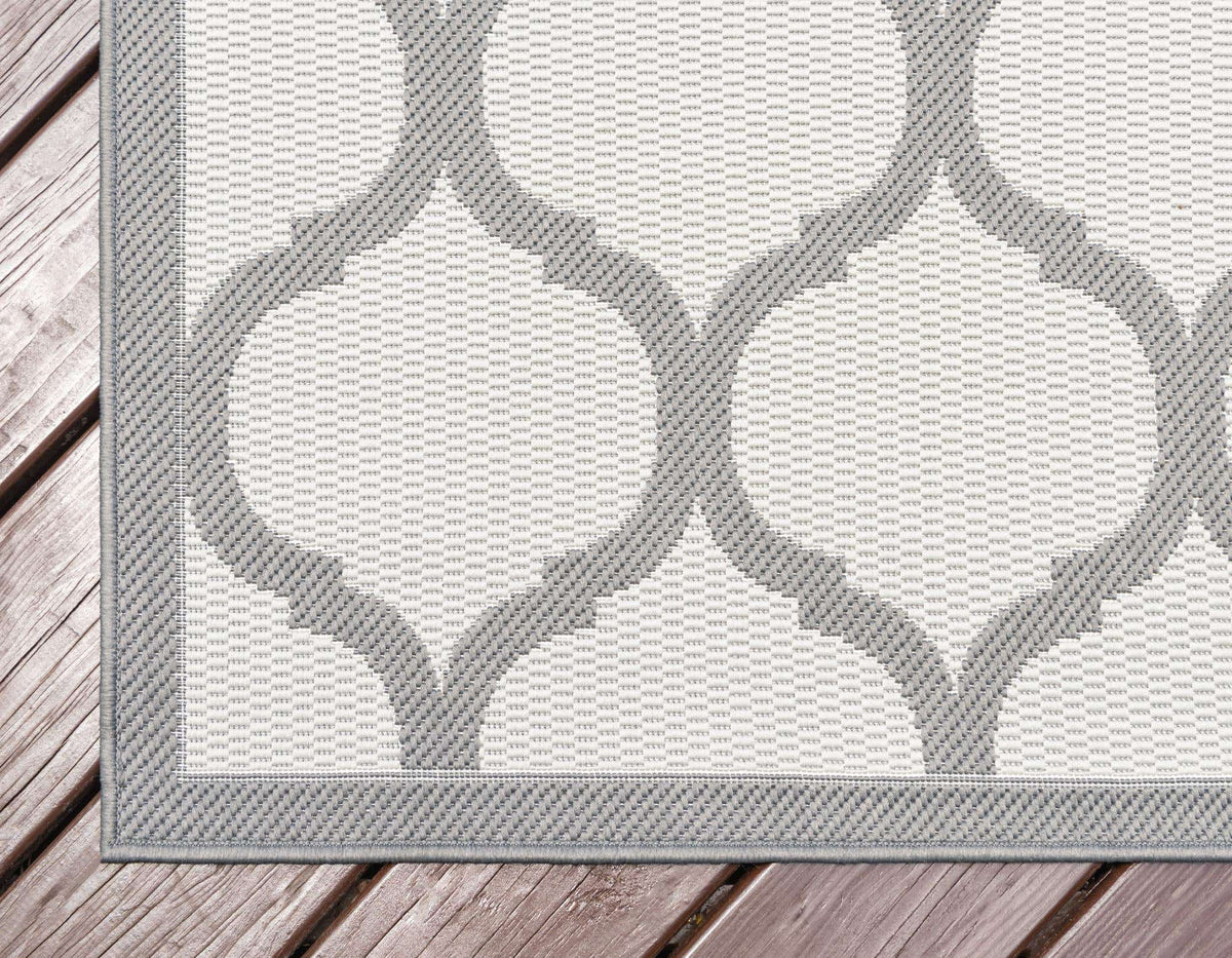 Rechteck Outdoor Teppich Outdoor Trellis in Grau von Hadorn™ - Lifestyle Image