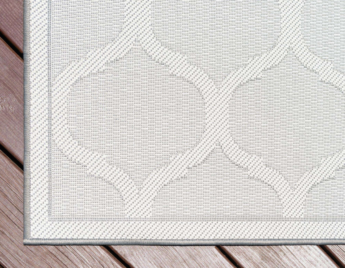 Rechteck Outdoor Teppich Outdoor Trellis in Grau von Hadorn™ - Lifestyle Image