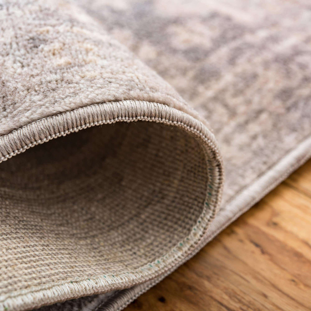 Quadratisch Teppich Restoration in Grau von Hadorn™ - Lifestyle Image