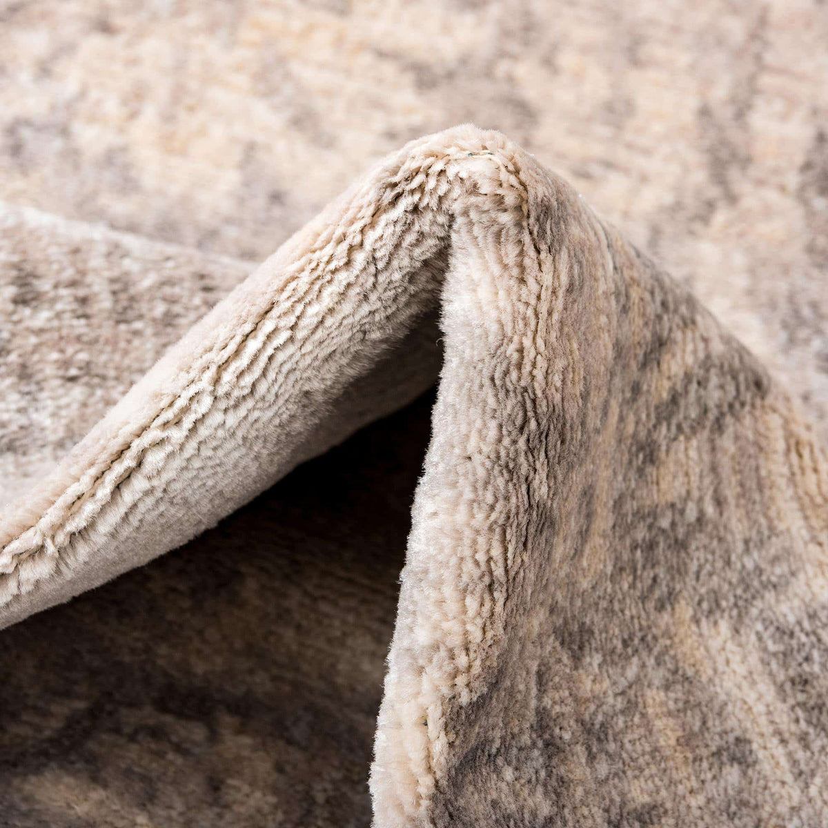 Quadratisch Teppich Restoration in Grau von Hadorn™ - Lifestyle Image
