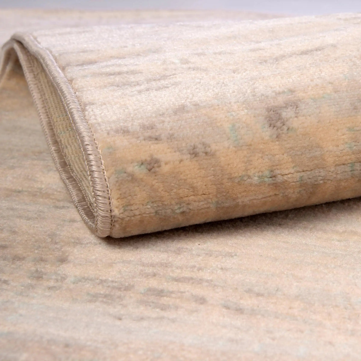 Rechteck Teppich Restoration in Grau von Hadorn™ - Lifestyle Image