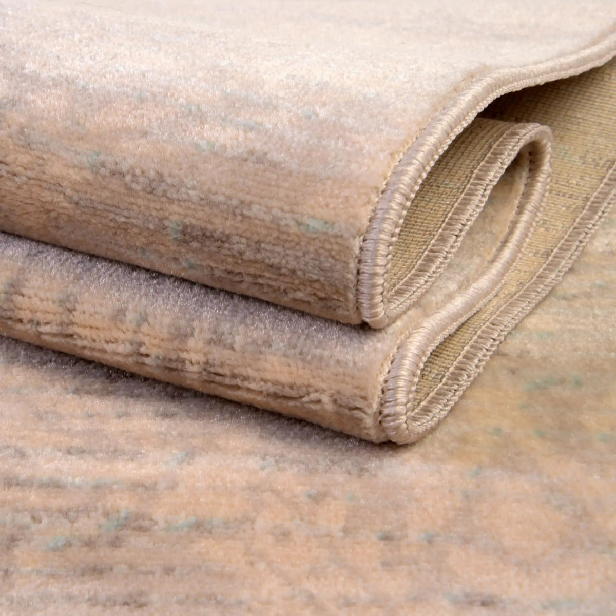 Rechteck Teppich Restoration in Grau von Hadorn™ - Lifestyle Image