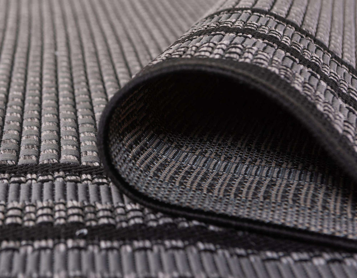 Rechteck Outdoor Teppich Outdoor Border in Grau von Hadorn™ - Lifestyle Image
