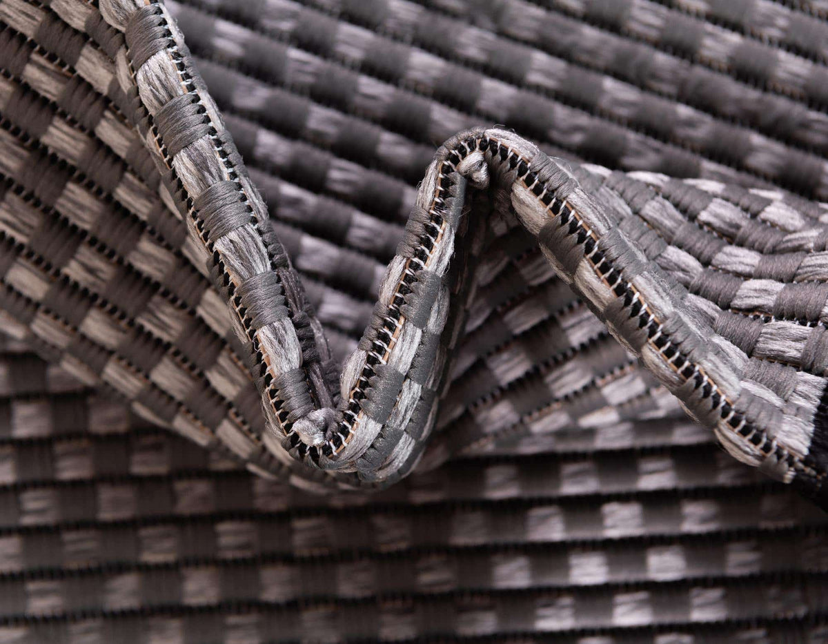 Rechteck Outdoor Teppich Outdoor Border in Grau von Hadorn™ - Lifestyle Image