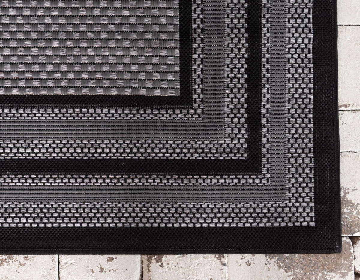 Rechteck Outdoor Teppich Outdoor Border in Grau von Hadorn™ - Lifestyle Image