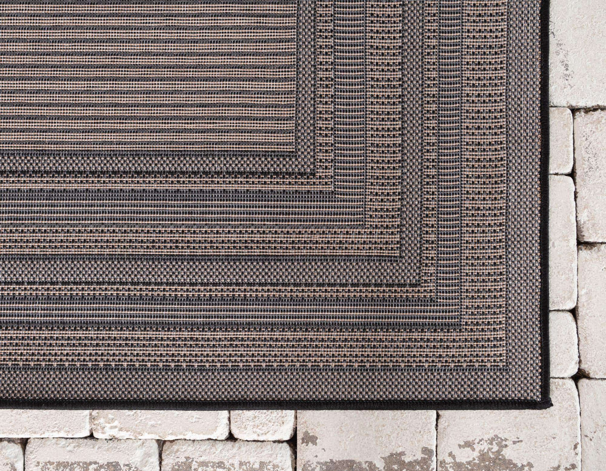 Rechteck Outdoor Teppich Outdoor Border in Grau von Hadorn™ - Lifestyle Image