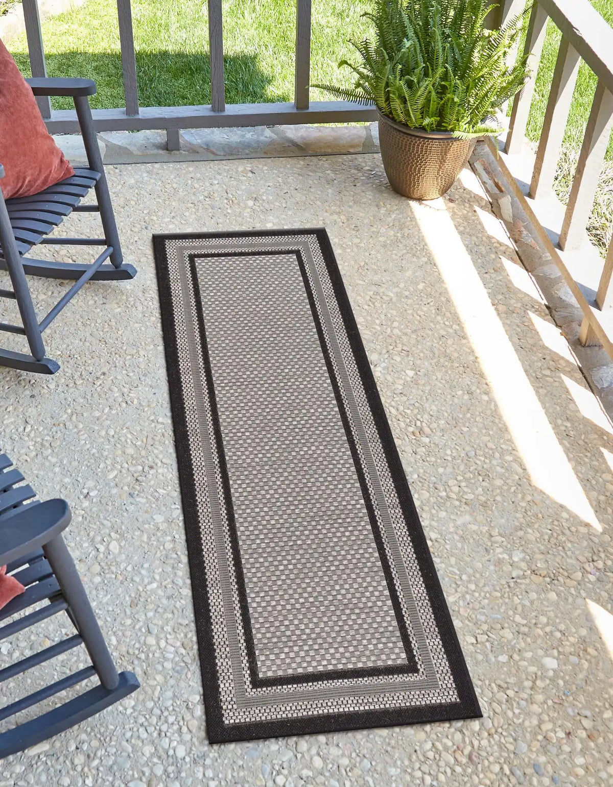 Läufer Outdoor Teppich Outdoor Border in Grau von Hadorn™ - Lifestyle Image