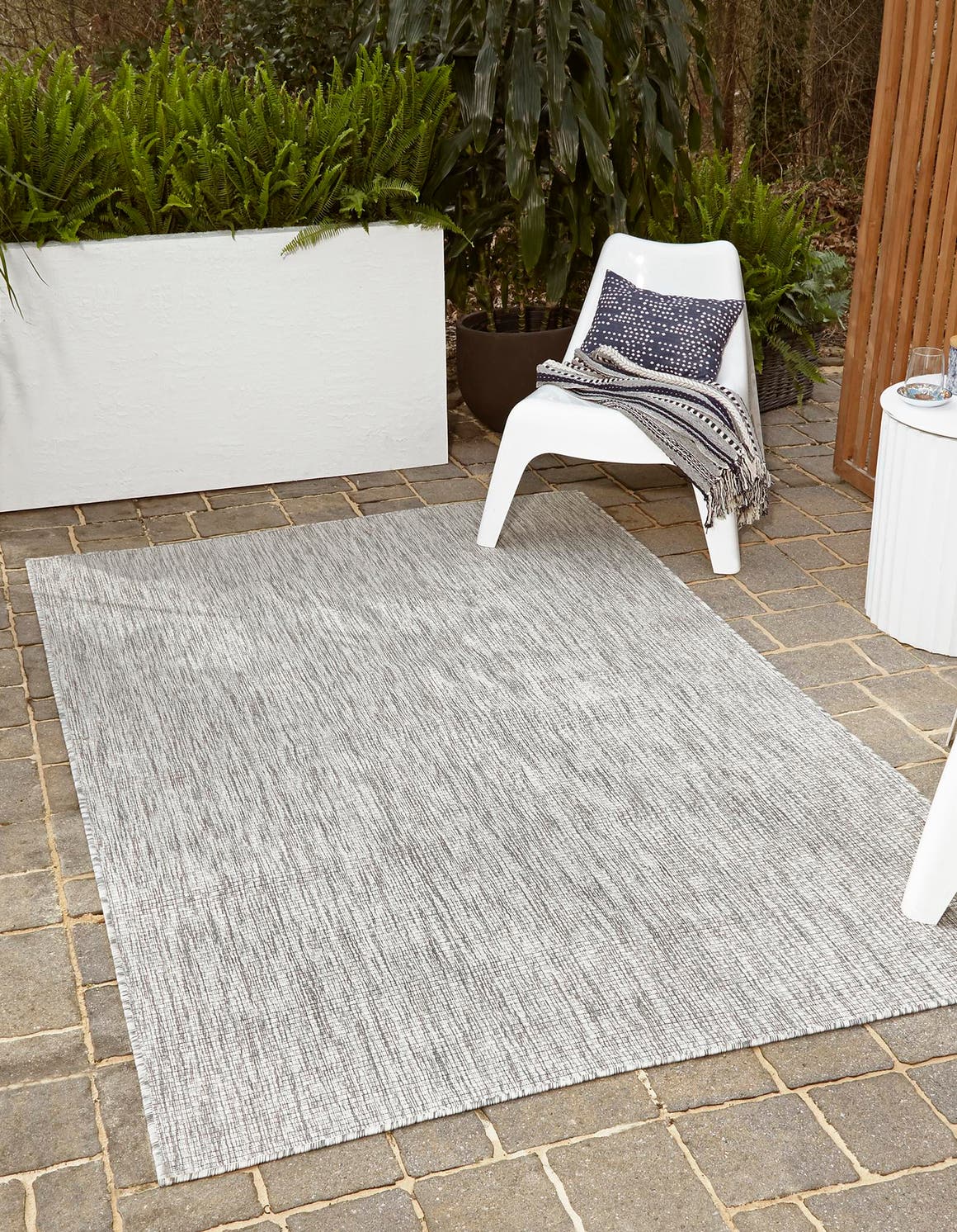 Rechteck Outdoor Teppich Outdoor Solid in Hellgrau von Hadorn™ - Lifestyle Image