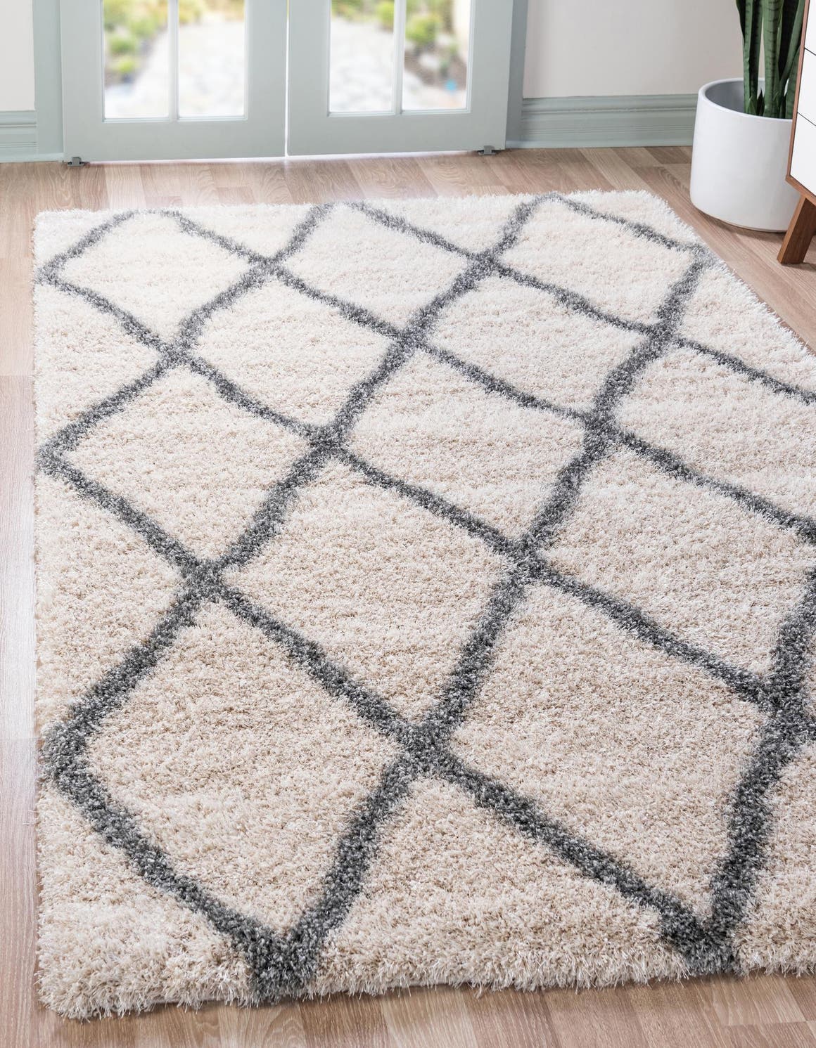 Rechteck Hochflorteppich Luxe Trellis Shag in Beige von Hadorn™ - Lifestyle Image