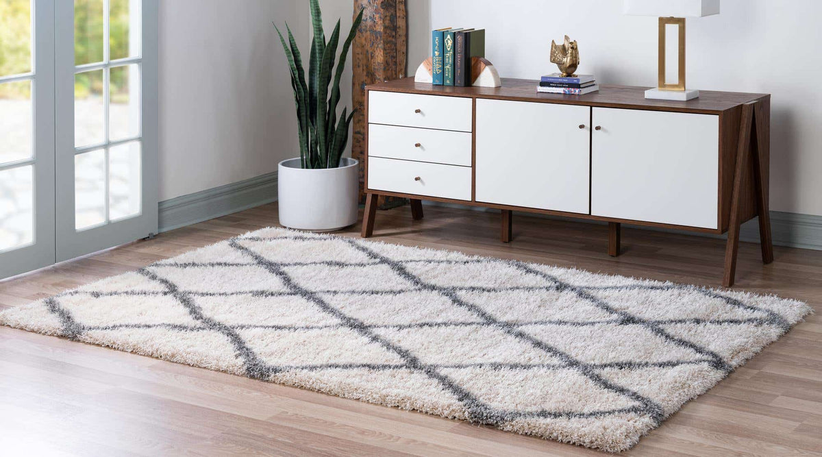 Rechteck Hochflorteppich Luxe Trellis Shag in Beige von Hadorn™ - Lifestyle Image