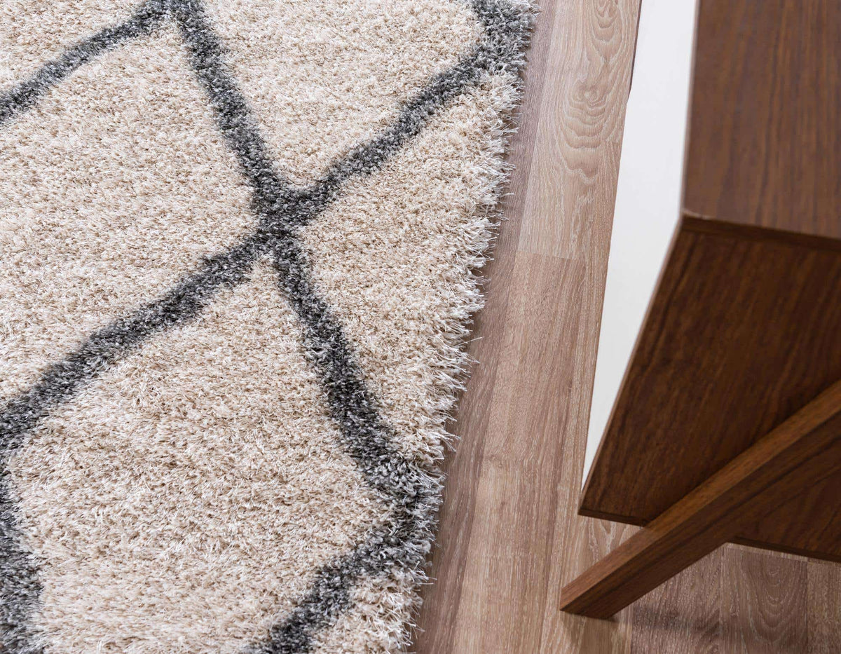 Rechteck Hochflorteppich Luxe Trellis Shag in Beige von Hadorn™ - Lifestyle Image